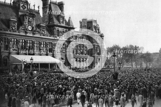 Crowd in front of the Town Hall on a reception day, Paris, 1931. Artist: Ernest Flammarion