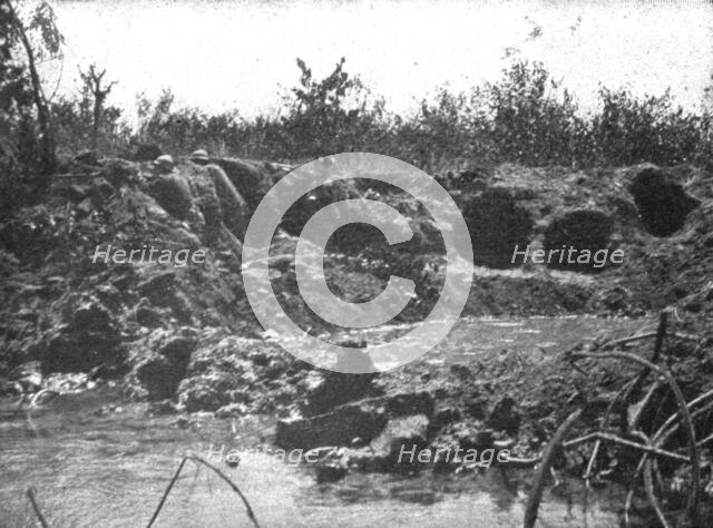 'Victoire Italienne; sur le bord de la Piave, des bersagliers reorganisent une position..., 1918. Creator: Unknown.