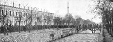 'Les allies a Monastir; defile de prisonniers bulgares, le 19 novembre, sur les quais de..., 1916. Creator: Unknown.