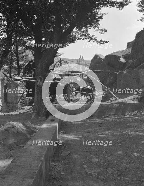 [Taos Pueblo, New Mexico], between 1899 and 1928. Creator: Arnold Genthe.