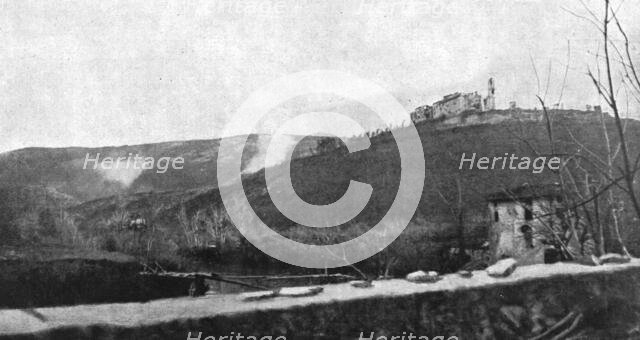 'Les succes Italiens du Carso; ruines du sanctuaire de San Grado di Merna : au fond, les..., 1916. Creator: Unknown.