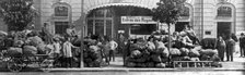 'Les envois de pain; aux prisonniers de guerre: devant les magasins du Bureau secours..., 1916. Creator: Unknown.