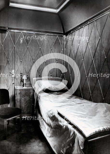 Bedroom cabin in an Italian sleeper carriage, 1950.