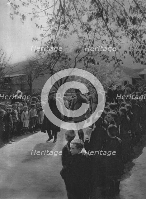 'Printemps d'Alsace; les ecoliers d'un village ranges sur le passage du President de la.... ', 1916. Creator: Unknown.