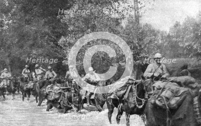 ''Sur L'Aisne; La poursuite de l'ennemi; passage d'un gue de l'Aisne par une equipe de..., 1918. Creator: Unknown.