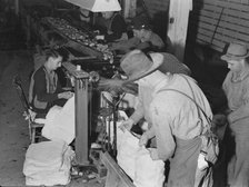 In packing shed, grading and sacking potatoes..., Tulelake, Siskiyou County, California, 1939. Creator: Dorothea Lange.