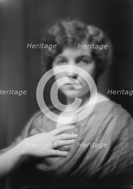 Shainwald, S., Miss., portrait photograph, 1913 Apr. 3. Creator: Arnold Genthe.