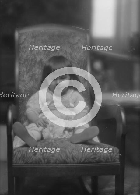 Hutchins, Mrs., baby of, portrait photograph, 1912 or 1913. Creator: Arnold Genthe.