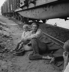 His family traveled with him on the freights, Washington, Toppenish, Yakima Valley, 1939. Creator: Dorothea Lange.