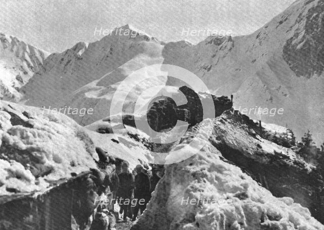 'Sur le front Italien; En haute montagne: une tranchee et un poste avance a..., 1916 (1924) Creator: Unknown.