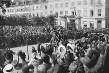 Le roi des Belges, se rendant au Parlement, est acclame par la population bruxelloise', 1914. Creator: Henneber.