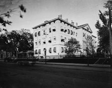 Old War Dept. 17th St. side (1st photo?), between 1860 and 1880. Creator: Unknown.