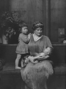 Zogbaum, Mrs., and children, portrait photograph, 1917 Apr. 27. Creator: Arnold Genthe.