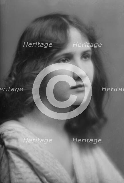 Isadora Duncan dancer, portrait photograph, between 1915 and 1923. Creator: Arnold Genthe.