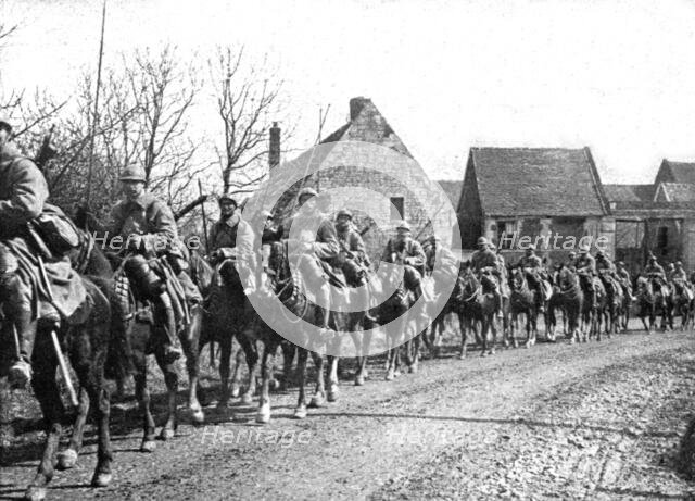 'Dans la Bataille; Dragons montant en ligne pour renforcer des fantassins', 1918. Creator: Unknown.