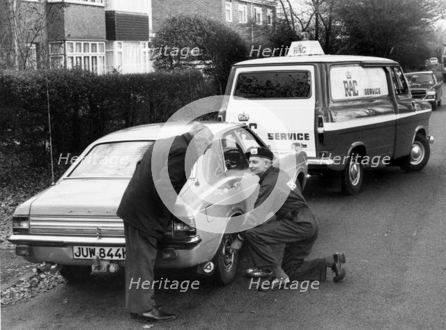 R.A.C. breakdown assistance to 1973 Ford Cortina. Creator: Unknown.