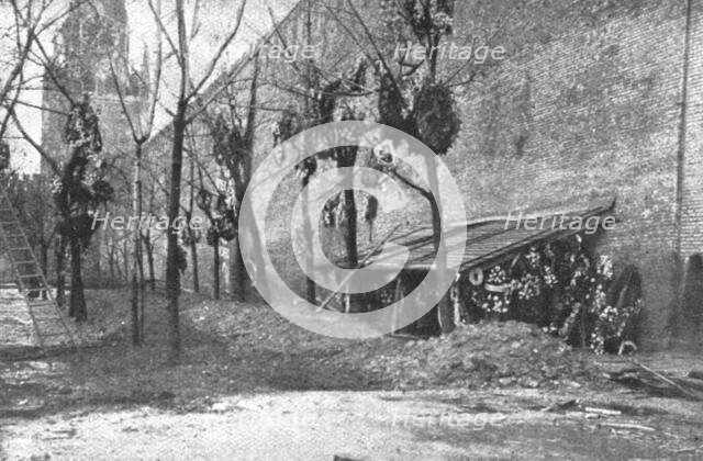 In Soviet Russia; In Moscow: mass grave of  Bolsheviks killed.., 1917. Creator: Unknown.