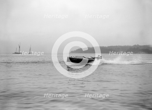 The hydroplane 'Vicuna III' underway, 1913.  Creator: Kirk & Sons of Cowes.