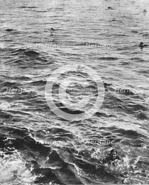 'Hommes de l'equipage du Zeppelin "L7" nageant vers le sous-marin anglais qui..., 1916. Creator: Unknown.