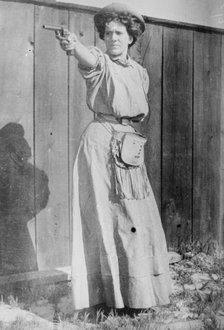 Mrs. Adolph Topperwein. [with gun], between c1910 and c1915. Creator: Bain News Service.