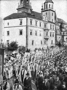 'La paix des Bolcheviks; Une manifestation populaire a Cracovie, le 16 fevrier contre..., 1918. Creator: Unknown.