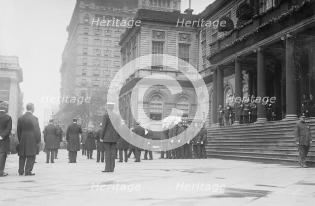 Gaynor fun'l [funeral] - City Hall, 1913. Creator: Bain News Service.