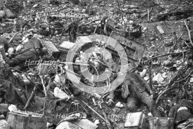 'Contrastes sur le front de la Somme; Un fortin allemand pres du Bois de Hem', 1916. Creator: Unknown.