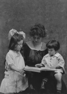 Baronda, Mrs., and children, portrait photograph, 1917 July 5. Creator: Arnold Genthe.