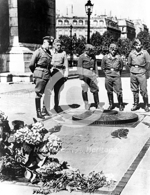 German soldiers at the Tomb of the Unknown Soldier at the Arc de Triomphe, Paris, December 1940. Artist: Unknown