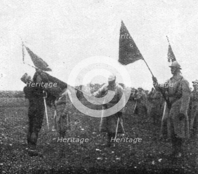 'Les combats de Douaumont; Le general Mangin decorant de la croix de guerre, le 15 mai..., 1916. Creator: Unknown.