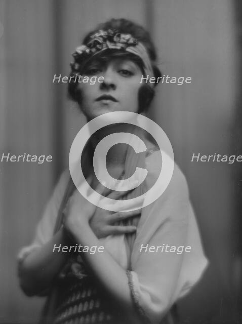 Dolly sister, portrait photograph, 1916. Creator: Arnold Genthe.