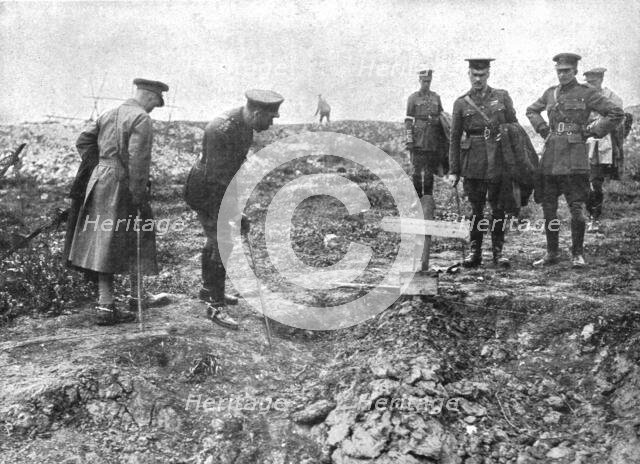 'Autour de la Bataille; le roi George V avait tenu a se rendre au milieu de ses jeunes.., 1916 (1924 Creator: Unknown.