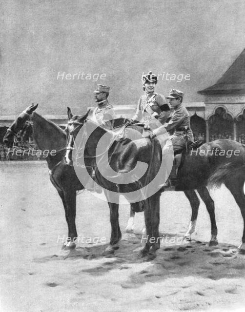 'La Roumanie dans la Guerre; Les souverains de Roumanie et leur second fils pendant une revue a Buca Creator: Unknown.