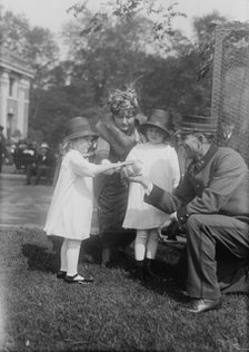 Mrs. W.W. Niles & children, between c1915 and c1920. Creator: Bain News Service.