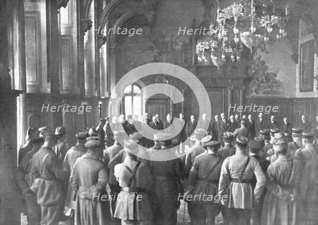 'A Mayence et a Wiesbaden; le 15 decembre 1918, dans la salle d'honneur de l'Hotel de Ville..., 1918 Creator: Unknown.