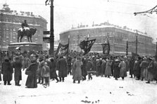 'La Revolution Russe; Les premieres manifestations sur la place Znamenskaia, a Petrograd..., 1917. Creator: Unknown.