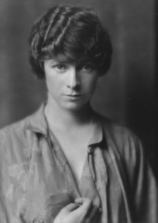 Dickerson, Dorothy, Miss, portrait photograph, 1914 July 7. Creator: Arnold Genthe.