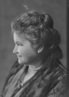 Whealy, Mrs., portrait photograph, 1915. Creator: Arnold Genthe.