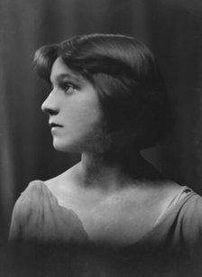 Isadora Duncan dancer, portrait photograph, between 1915 and 1923. Creator: Arnold Genthe.