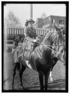 Horse shows, Miss Alice Munn, between 1910 and 1917. Creator: Harris & Ewing.
