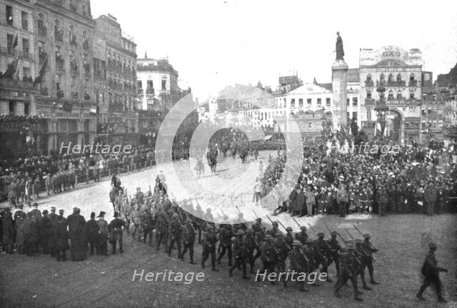 ''L'entrée Solennelle de Britanniques a Lille; Defile sur la Grande-Place des troupes..., 1918. Creator: Unknown.
