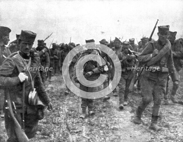 'Les Vengeurs; les jeunes recrues serbes venues combler les vides de l'armee', 1914. Creator: Unknown.