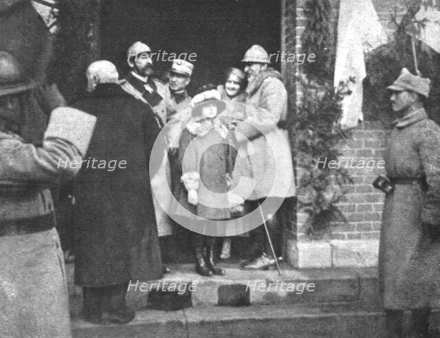 'En Roumanie Liberee; La famille royale: a gauche, dans l'encadrement de la porte..., 1918. Creator: Unknown.