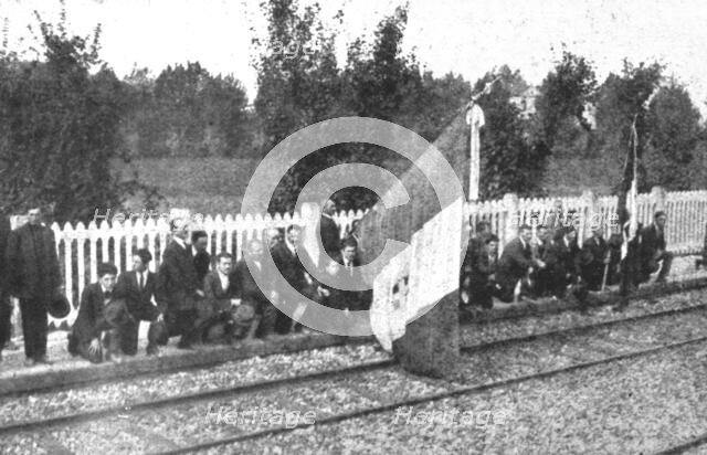 'Le "Soldat Inconnu" italien; la population agenouillee le long du trajet: les hommes avec...1921. Creator: Unknown.