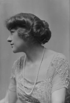 Walters, L., Miss, portrait photograph, 1914 Aug. 19. Creator: Arnold Genthe.