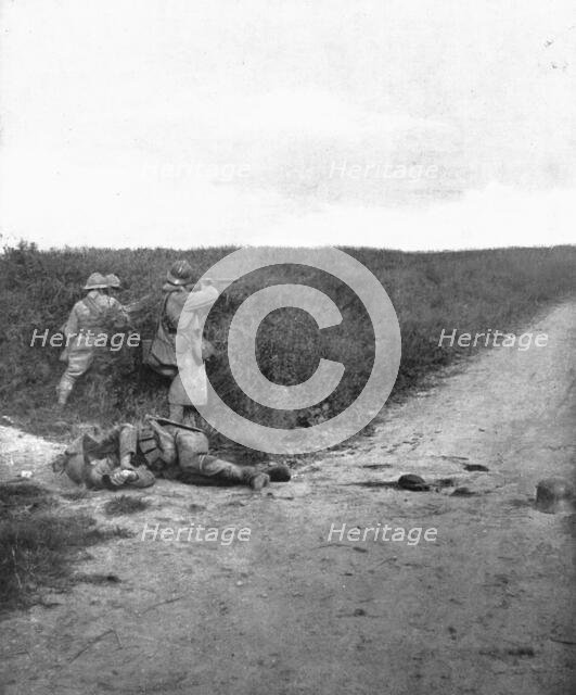 'La Quatrieme Offensive Allemande; Fusiliers mitrailleurs balayant la route de Courcelles..., 1918. Creator: Unknown.