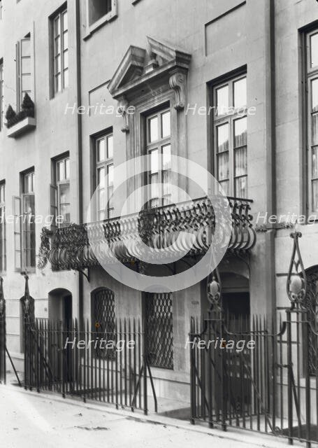 Charlotte Hunnewell Sorchan house, Turtle Bay Gardens, 228 East 49th Street, New York, 1920. Creator: Frances Benjamin Johnston.
