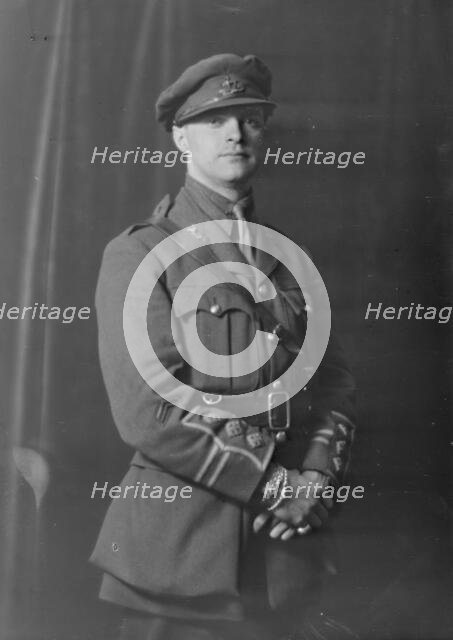 Captain Bruce Bainsfather [sic], portrait photograph, 1918 Oct. 8. Creator: Arnold Genthe.