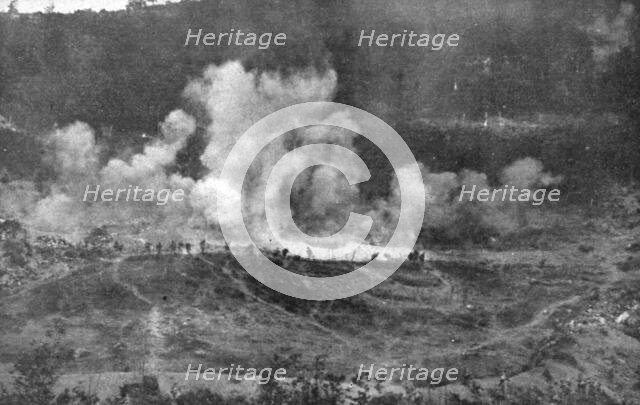 'Victoire Italienne; dans le secteur du Montello: vagues italiennes s'elancant..., 1918. Creator: Unknown.