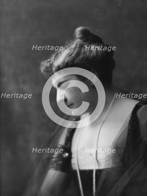 Sayles, F.A., Mrs., portrait photograph, 1917 May 18. Creator: Arnold Genthe.